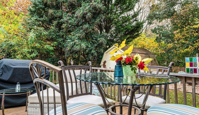 Charming Cottage- Walk to LRU