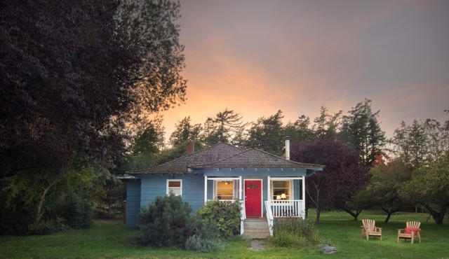 Charming Cottage, Walk to Shops, Dining & Public Beach, Pastoral Acre Location