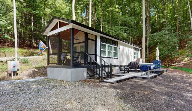 Charming cottage with hot tub, fire pit & screened-in porch