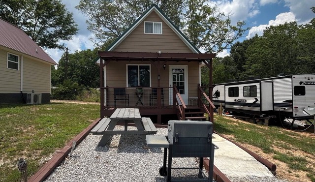 Charming cottage with AC, Pet-friendly, 4 guests, 3 miles from West Point Laken