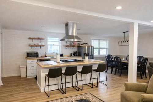 Charming Cottage with Fenced Backyard Pet Friendly