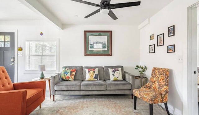 Charming cottage with AC in lovely San Antonio