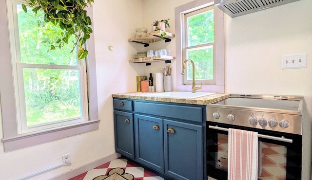 Charming Cottage with a View. Low Cleaning Fee. nClose to Fort Leonard Wood.