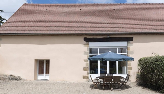 Charming cottage with pool and garden in Bourbonnais