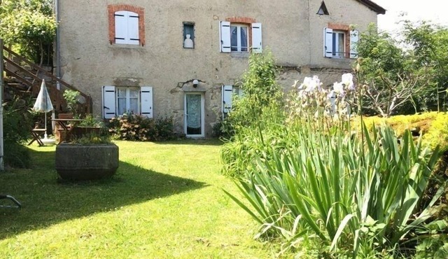 Charming Cottage with Garden, Fireplace, and Close to Festivals in Jullianges