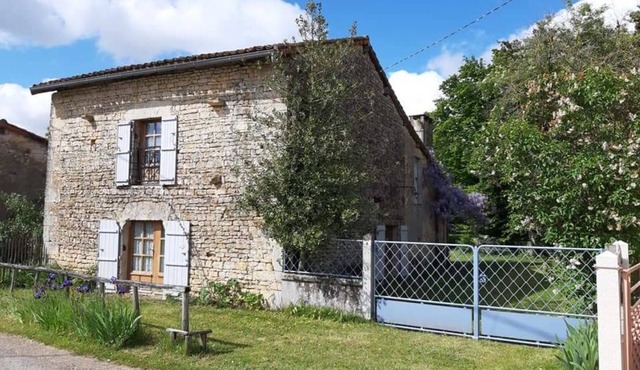 Charming cottage with all the comforts of home in Les Adjots