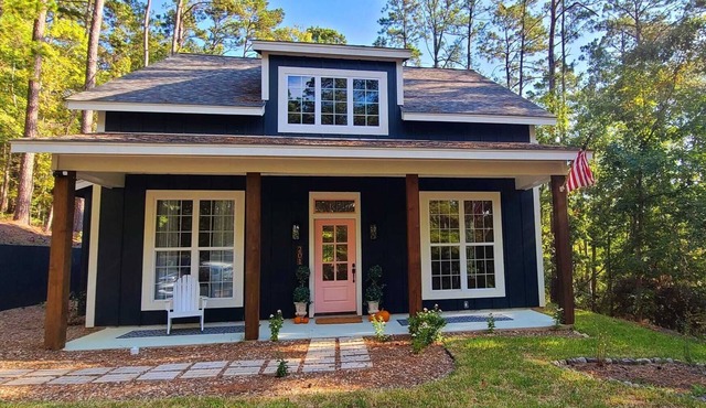 Charming Cottage with direct access to Lake Livingston!