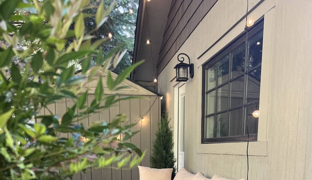 Charming cottage with private yard in walking distance to gorgeous river hike!