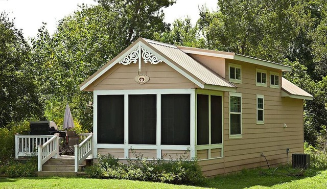 Charming Cottage with Screened in Porch