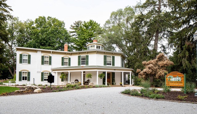 Charming Cottage with a View of Lake Erie