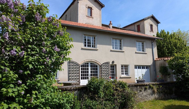 Charming Cottage with Courtyard in Historic Allègre Near Amenities