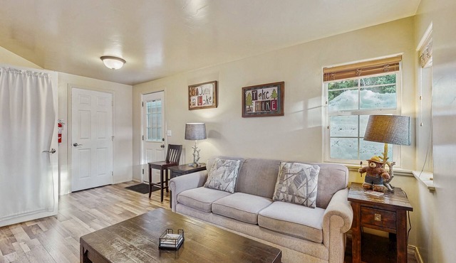 Charming cottage with deck, yard & firepit - walk to lake & downtown