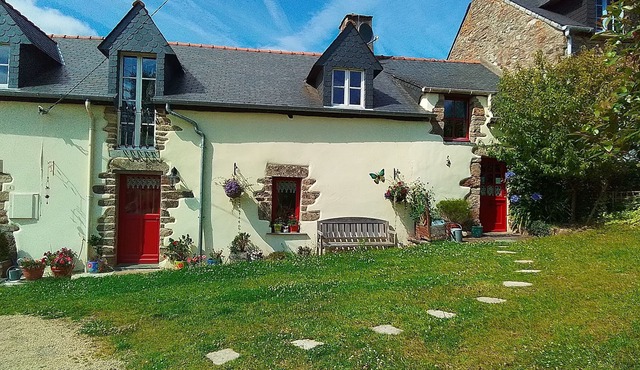 Charming cottage with enclosed garden in peaceful countryside. Pet welcome.