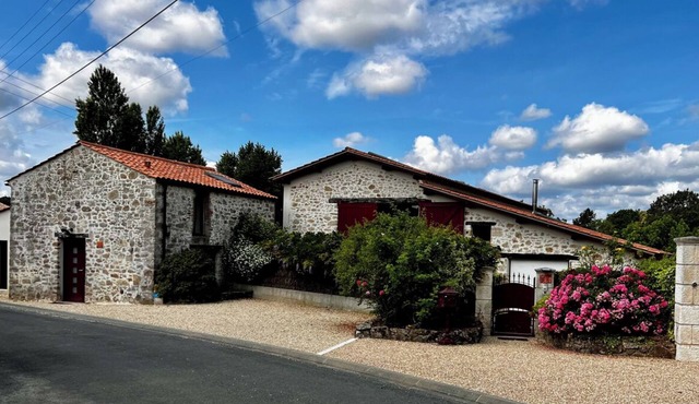 Charming cottage with private indoor spa and pool near ocean and Puy du Fou