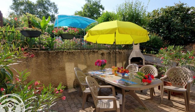 Charming Cottage with Terrace and Garden, Pets Welcome