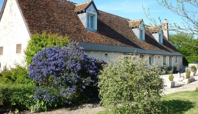 Charming Cottage with Garden, Near Loire Castles and Tours City Center