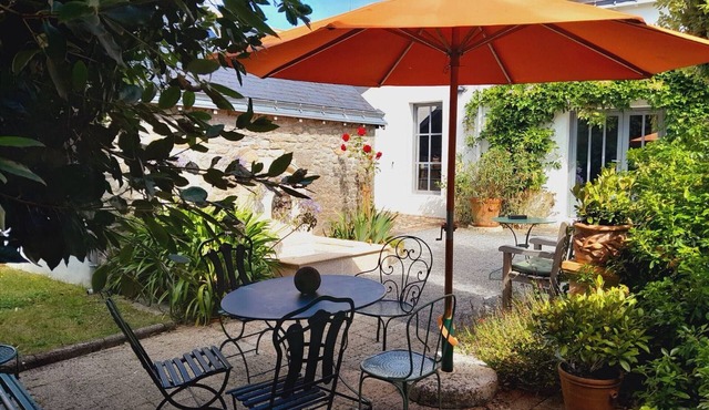 Charming Cottage with Bikes near Salt Marshes, 3km from Sea