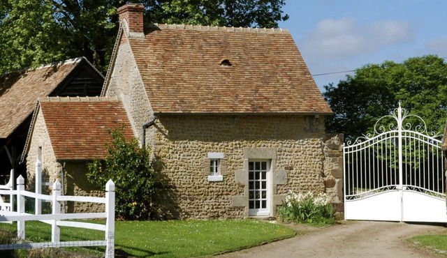 Charming Cottage with Heated Pool, Tennis, and Game Room Near Le Mans