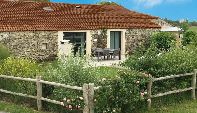 Charming cottage with spa and pool in the heart of Marais Breton