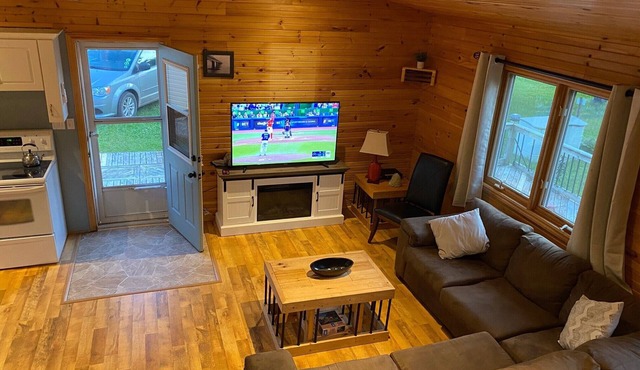 Charming Cottage with guest Cabin, hot tub and RV hook up