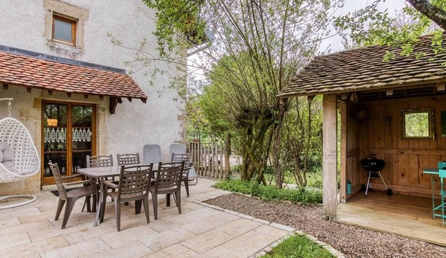 Charming cottage with garden, near lake activities and hiking