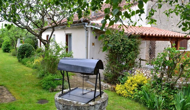 Charming Cottage with Garden, Children's Play Area, Electric Vehicle Charging Nearby