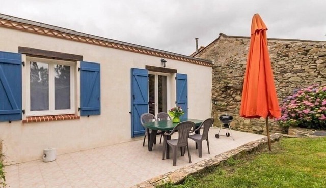 Charming Cottage with Garden, Bikes, and Modern Amenities Near Nantes