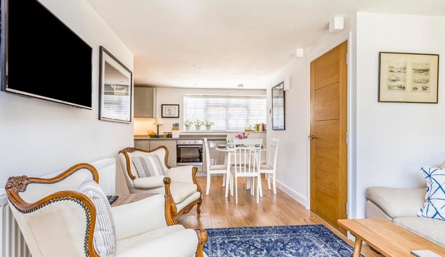 Charming Cottage with Garden - Pass the Keys