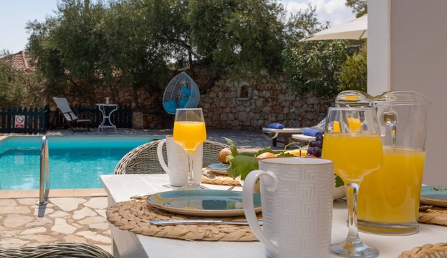 Charming Cottage with two bedrooms, Private Pool and beautiful sea views!