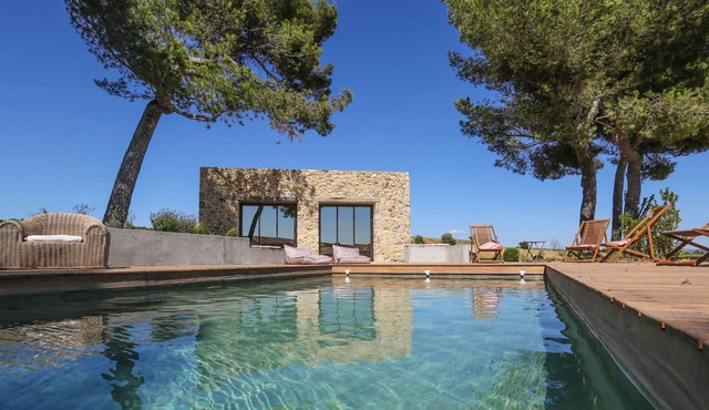 Charming cottage with heated pool in a vineyard