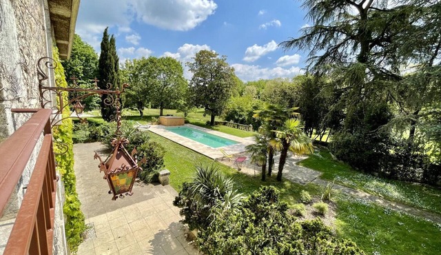 Charming cottage with heated pool and Wi-Fi in nature