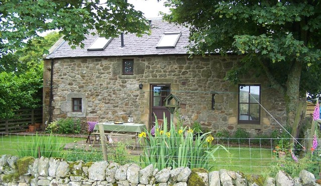 Charming cottage with loch and hill views nr Edinburgh