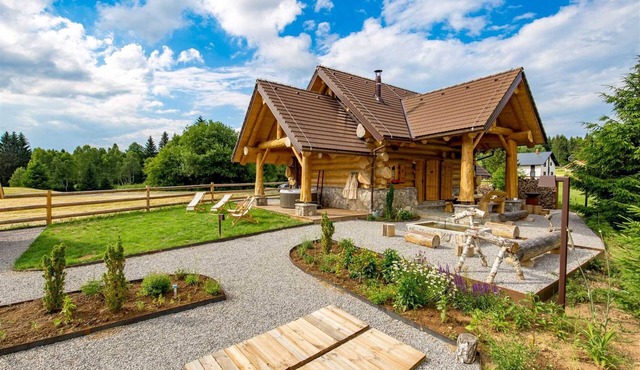 Charming cottage with outdoor jacuzzi in Hlevci