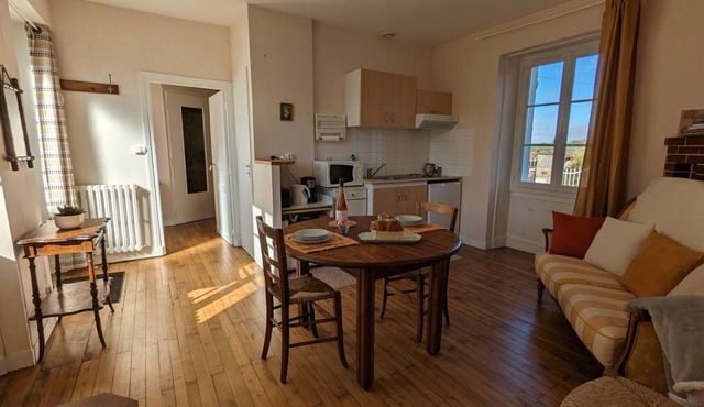 Charming Cottage with Private Courtyard, Wifi, and Parking in Peaceful Countryside