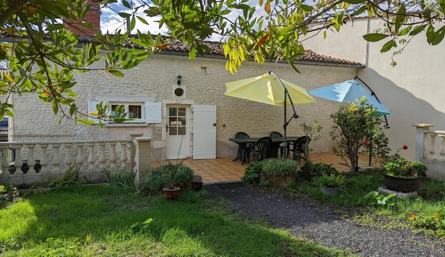 Charming cottage with private garden and pets allowed
