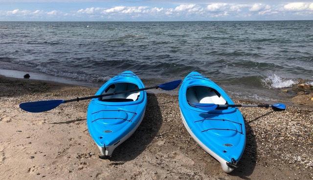 Charming Cottage with Private Beach (sleeps 6, A/C, Wifi & Kayaks)