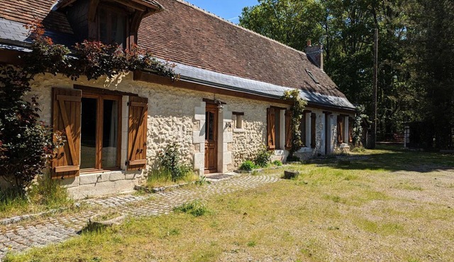 Charming Cottage with Private Heated Pool, Fitness Room, Game Room, Near Rillé Lake