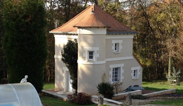 Charming Cottage with Private Pool, Park, and Proximity to Loire Castles