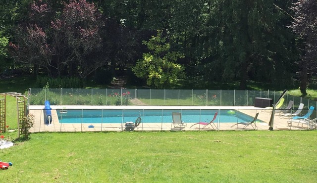 Charming cottage with shared pool near Tours