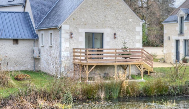 Charming Cottage with Terrace Overlooking Pond, Near Chenonceau and Beauval Zoo