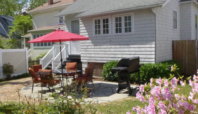 Charming cottage with parking. Easy walk to downtown.