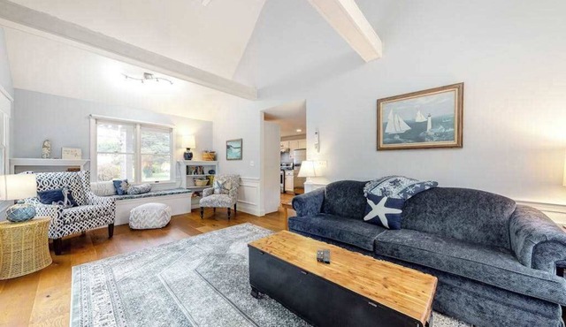 Charming cottage with deck, yard, & AC - walk to beach, Main Street, & ferry