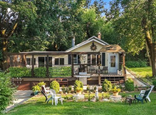 Charming Cottage with Firepit & Sunroom Retreat in Lake Geneva, Wisconsin