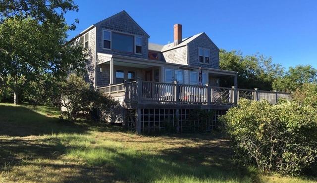 Charming Cottage with Large Deck and Ocean Views, Short Walk to beaches