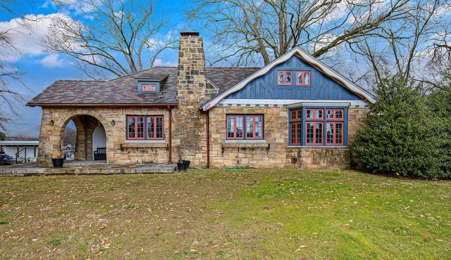 Charming cottage with pool, patio, central AC & fitness area