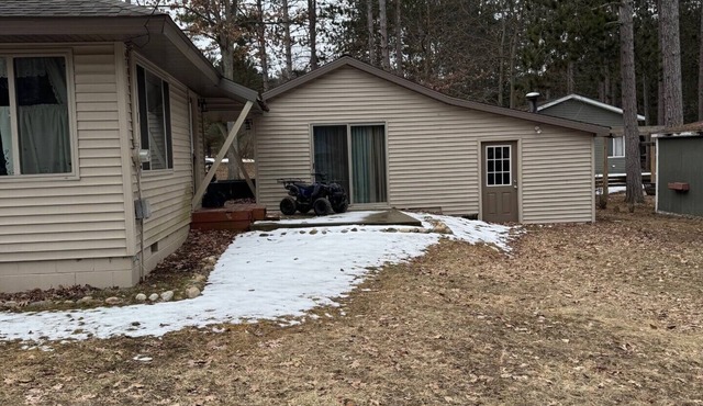 Charming Cottage with AC 2 minute walk from Higgins Lake!