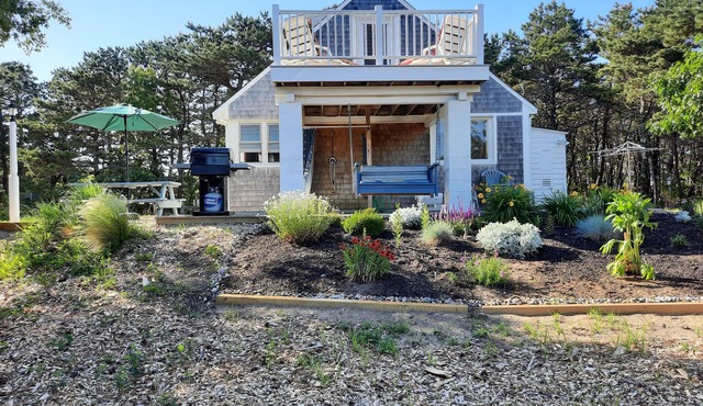 Charming Cottage with Balcony Views (1455)