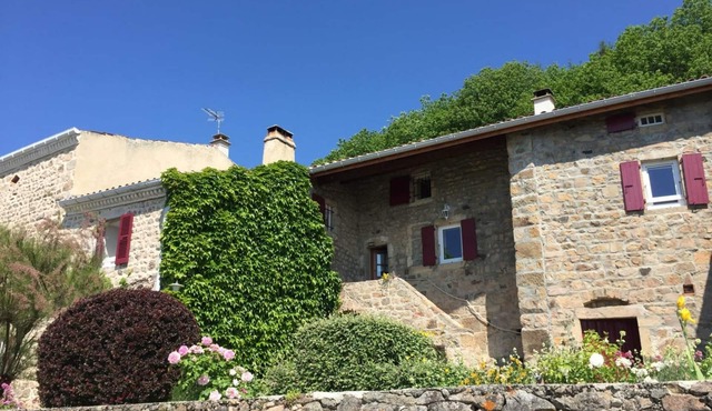 Charming Cottage with Wifi and Fireplace in Véranne