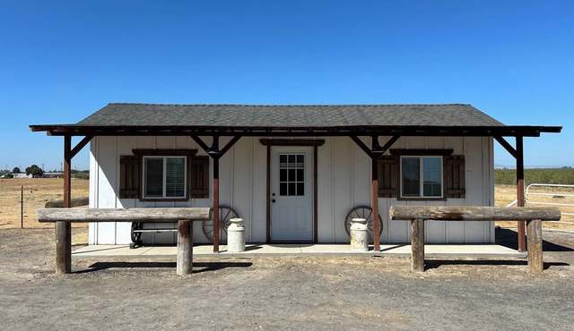 Charming cottage with WiFi and AC on a Ranch setting in Oakdale