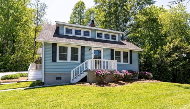Charming Cottage Within Walking Distance to Downtown Brevard & Brevard College.